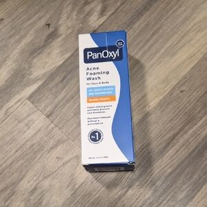 Maximum Strength Acne Foaming Wash - Blue and White